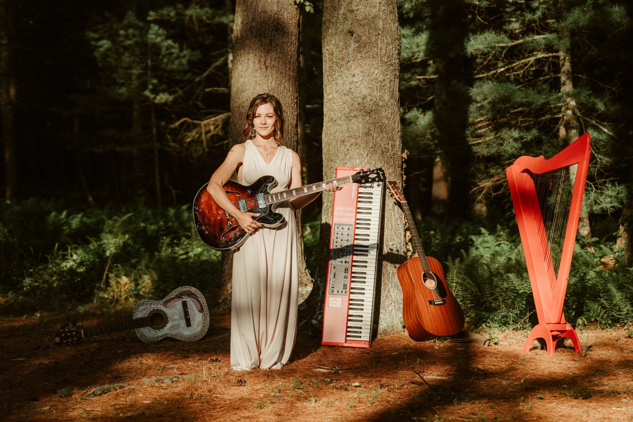 KALA FARNHAM – AN INTERVIEW WITH THE TALENTED SONGSTRESS